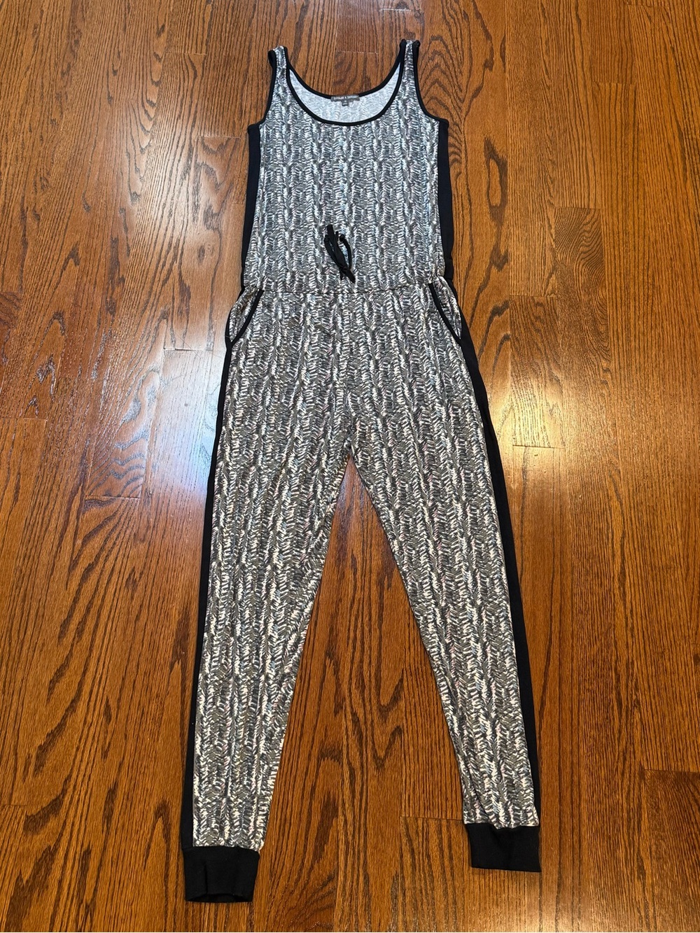 Extremely comfortable women Abstract Pattern Sleeveless Jumpsuit  - Black & Gray